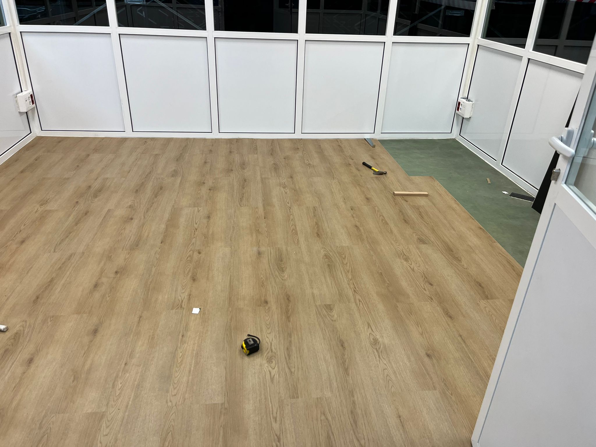 ESTANCIA NAVE INDUSTRIAL CON SUELO LAMINADO PARA OFICINA